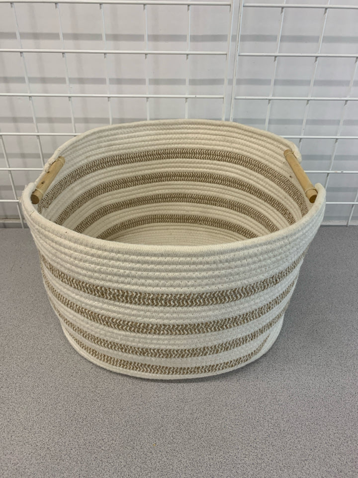 BEIGE/CREAM WOVEN BASKET.