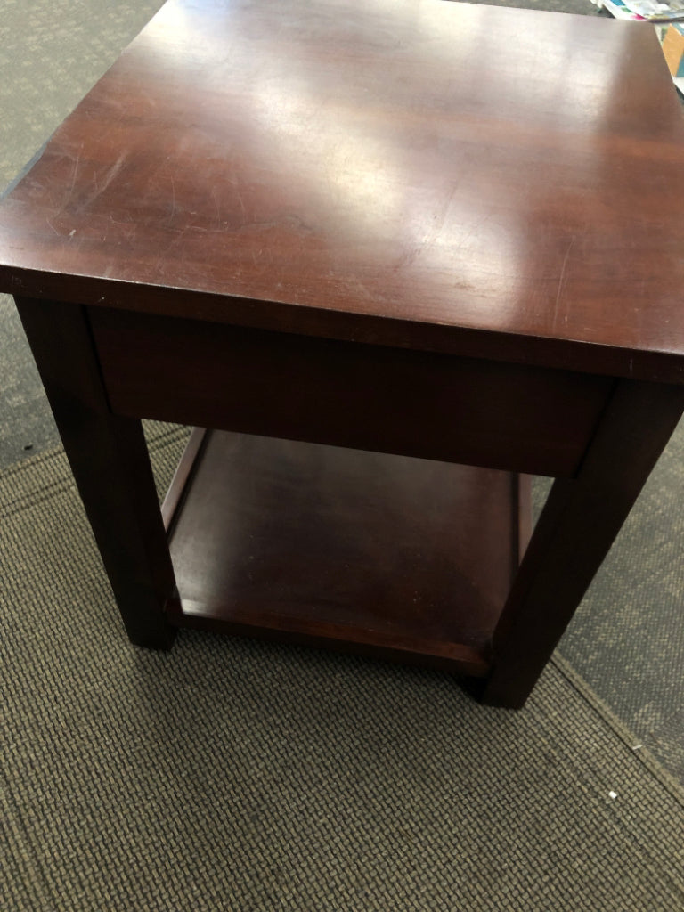 FAUX CHERRY COLORED WOOD SIDE TABLE W/ DRAWER.