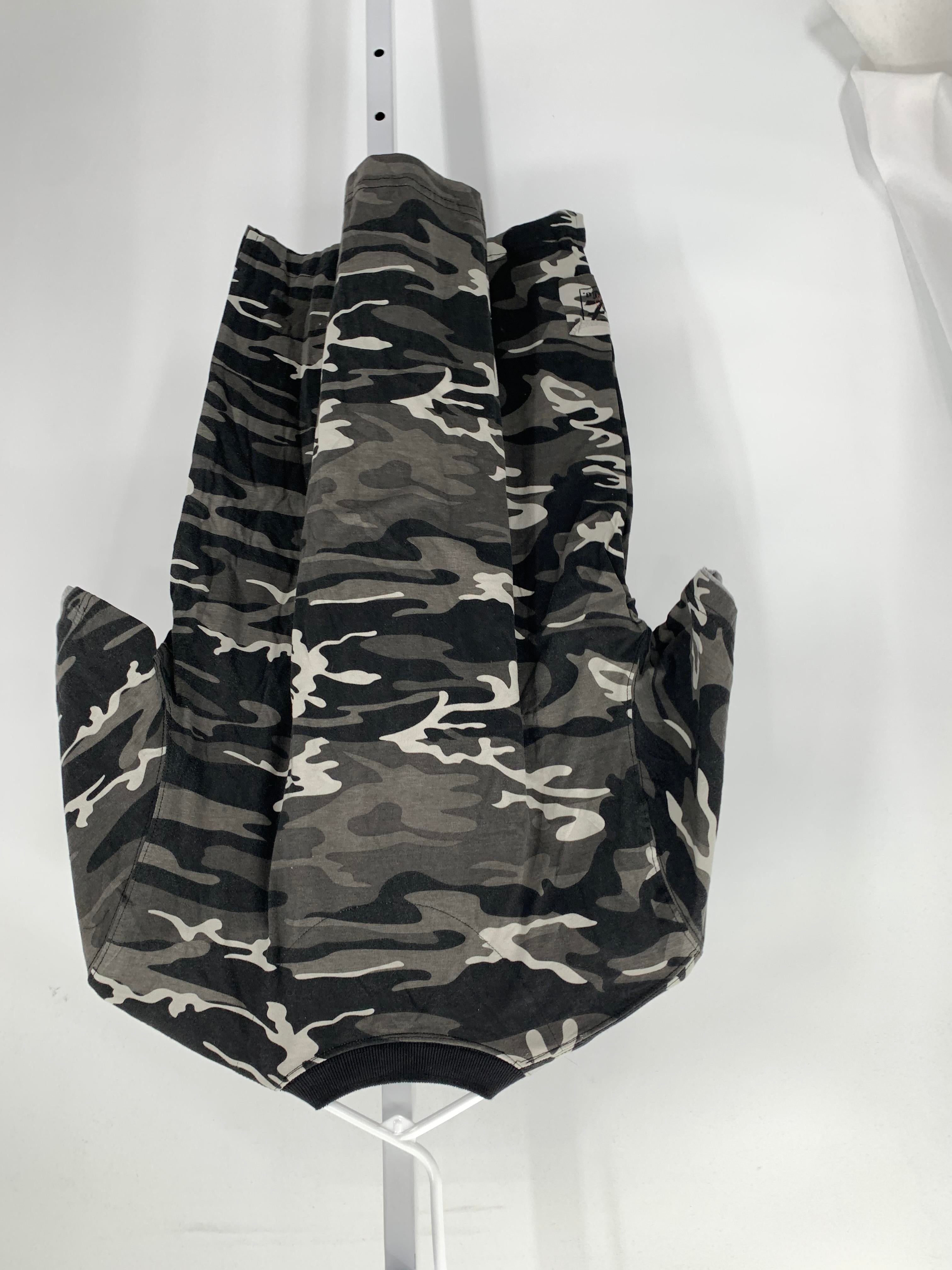 NWOT CAMO KNIT TEE