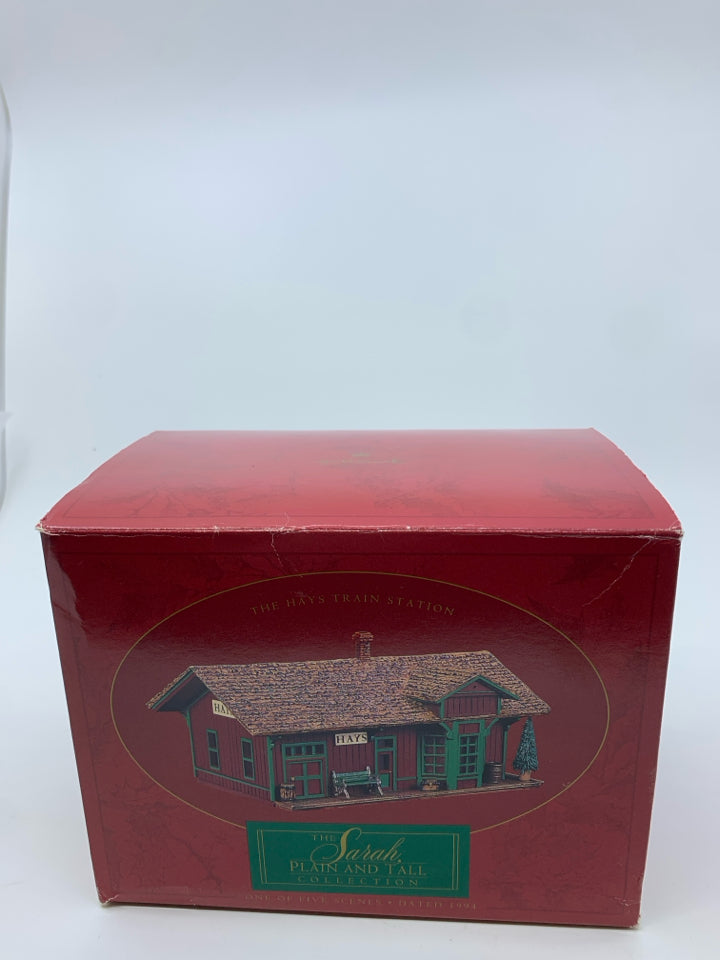 HALLMARK THE HAYS TRAIN STATION IN BOX.