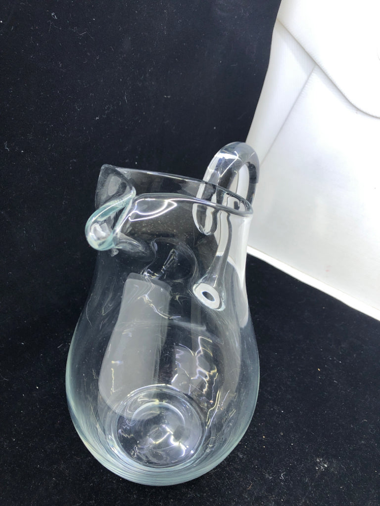 CLEAR GLASS PITCHER W/HANDLE.