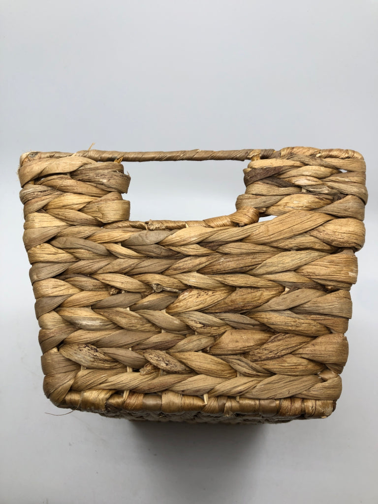 SM WOVEN WICKER BASKET.