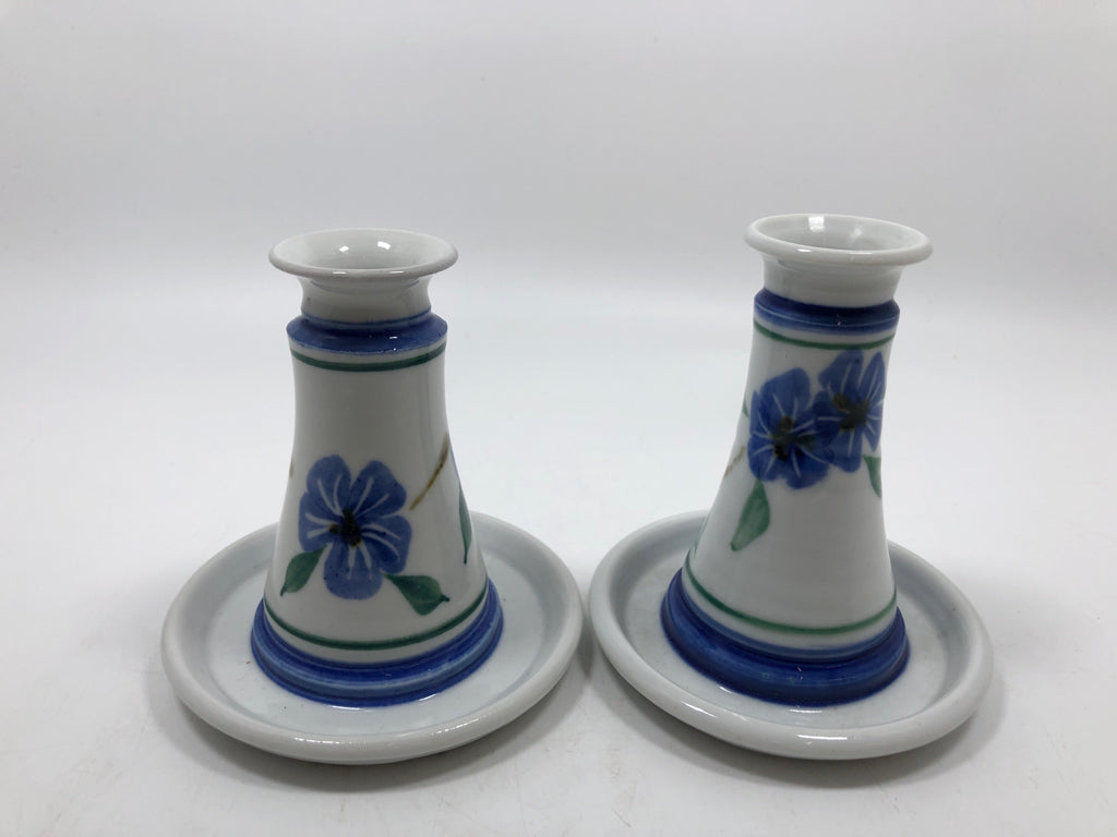 2 BLUE FLORAL CERAMIC CANDLESTICK HOLDERS.