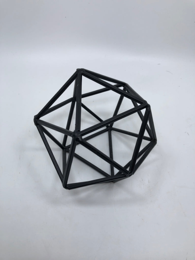 GEOMETRIC METAL DECOR.