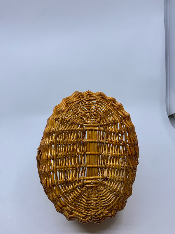 SMALL OVAL BASKET W ONE HANDLE.