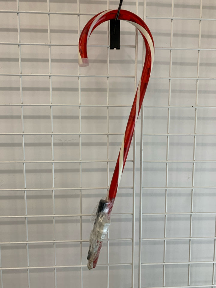 4 LIGHT UP CANDY CANES FOR YARD.