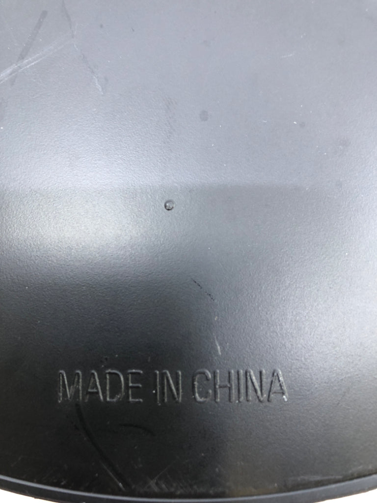 4 PC BLACK CIRCLE MIRROR WALL HANGING.