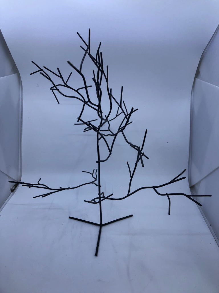 BLACK METAL DECOR TREE.