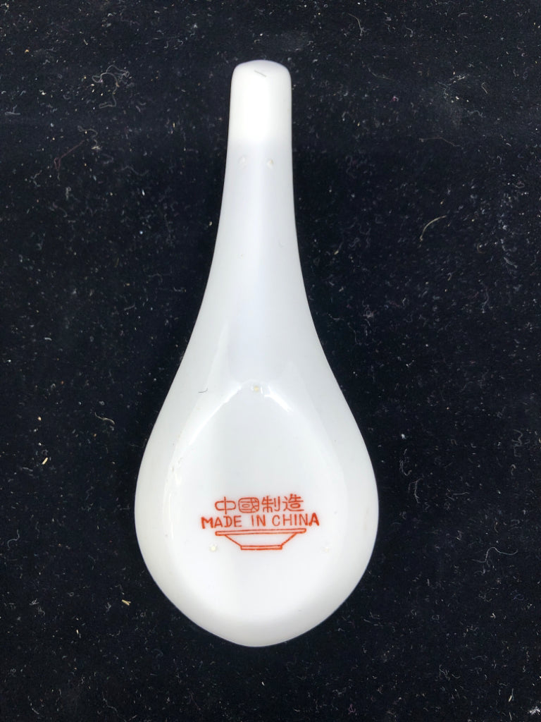 WHITE ASIAN STYLE SOUP SPOON.