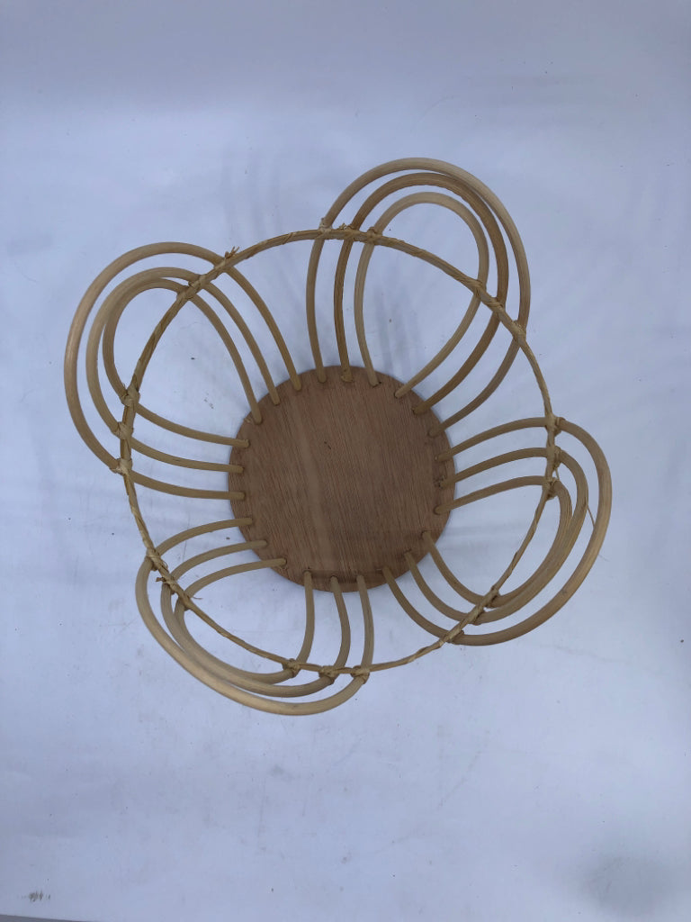 BLONDE WOOD WAVY EDGE BASKET.