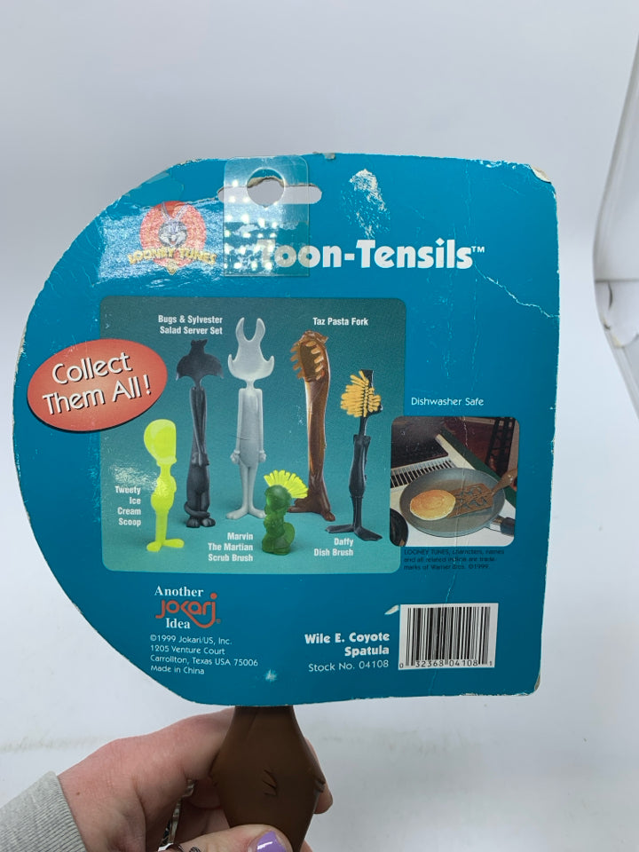 VTG NEW PACKAGE PLASTIC LOONEY TUNES SPATULA COYOTE.