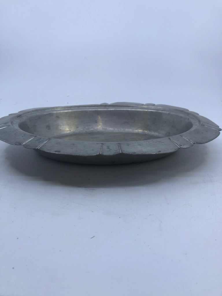 VTG OVAL METAL TRAY.