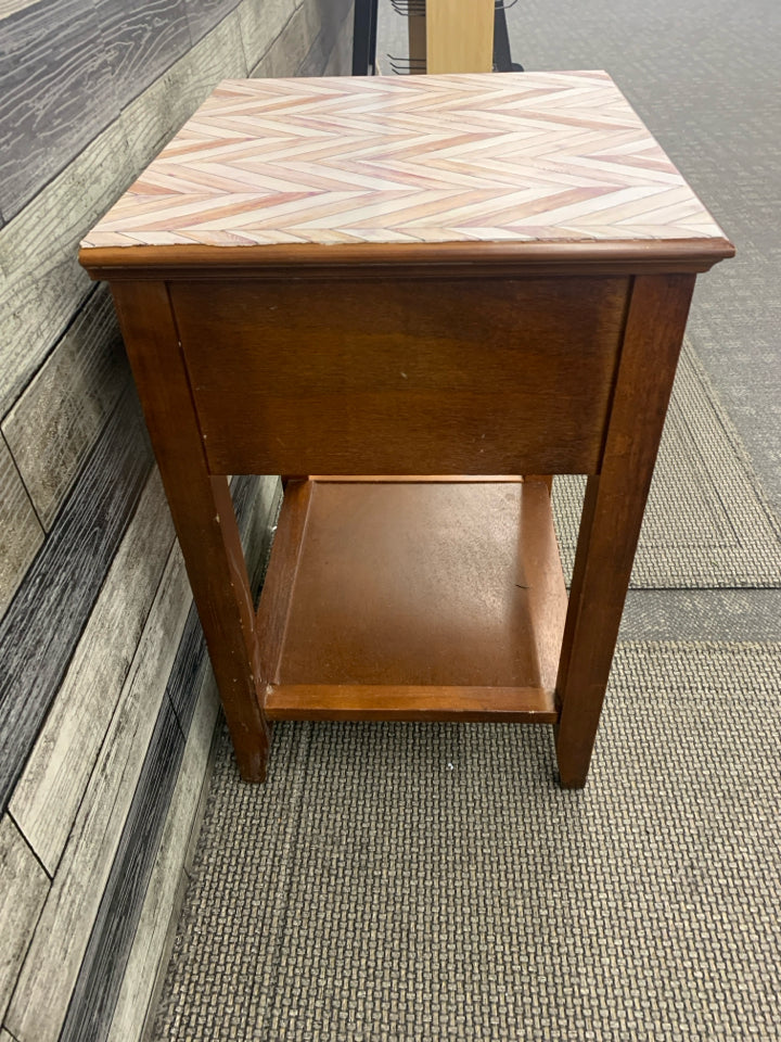 BROWN DRAWER SIDE TABLE W/ FAUX TRIANGLE PATTERN.