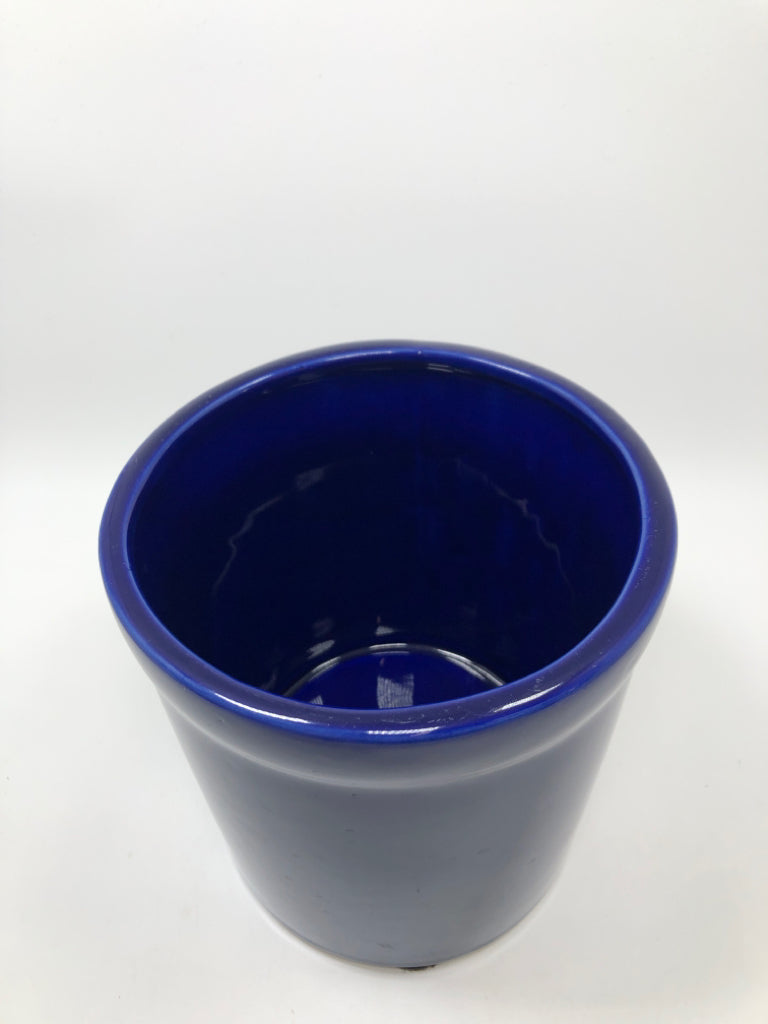 CERAMIC BLUE GLAZE UTENSIL HOLDER.