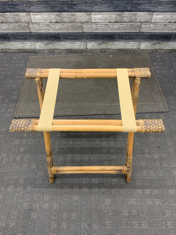VTG RATTAN LUGGAGE HOLDER.