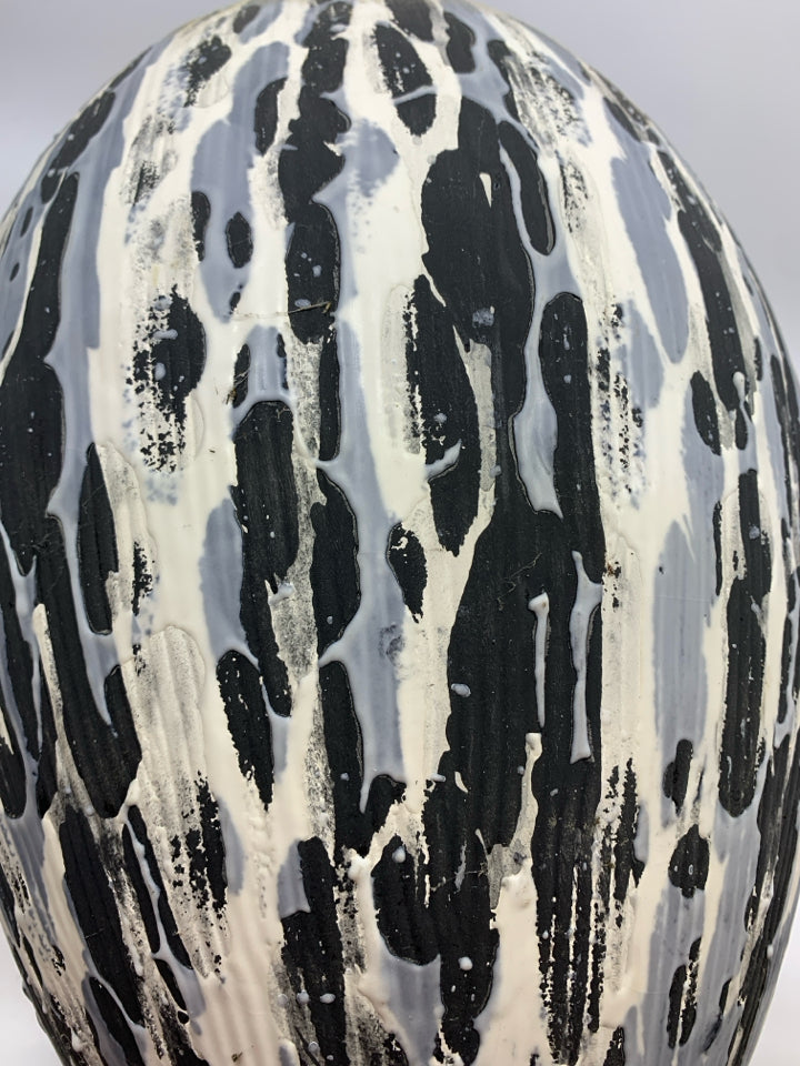 LARGE BLACK AND GREY CERAMIC ROUND VASE.