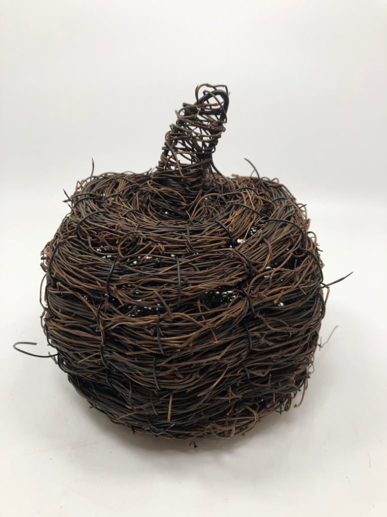 SMALL TWIG PUMPKIN DECOR.
