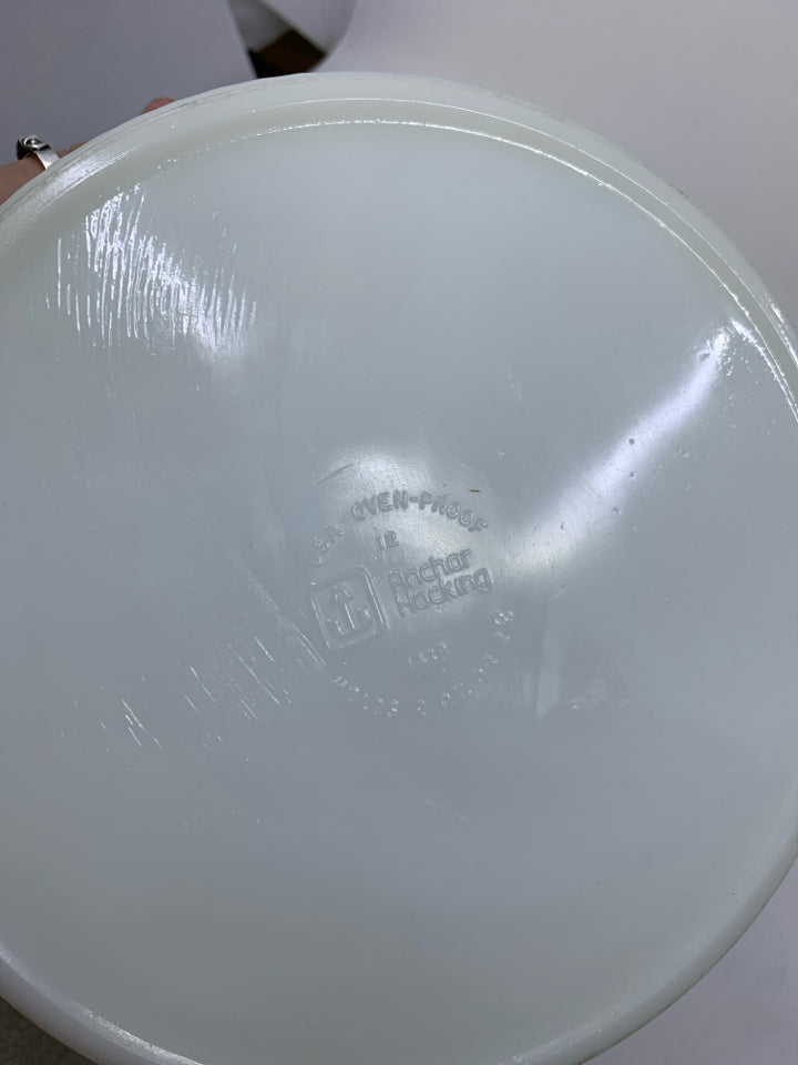 CIRCLE CASSEROLE DISH W/ RIBBED BOTTOM HANDLES.