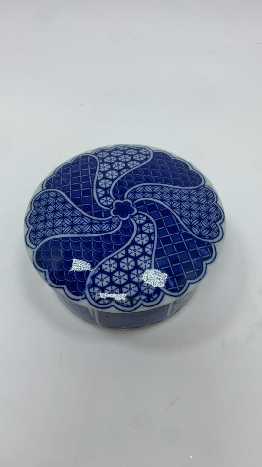 TAKAHASHI BLUE/WHITE PORCELAIN BOX.