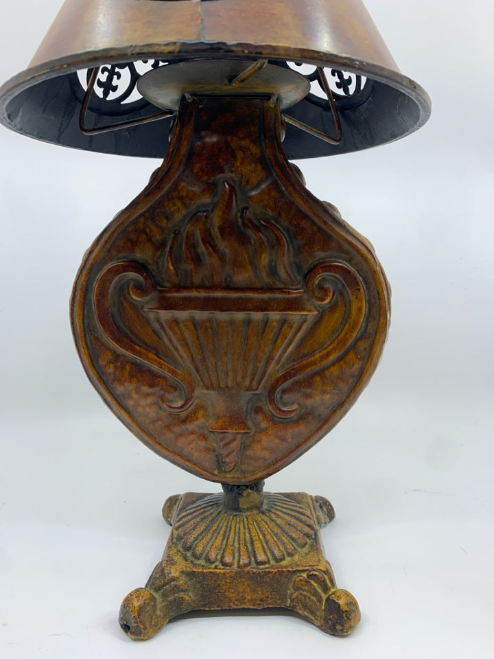 FOOTED METAL CANDLE LAMP EMBOSSED.