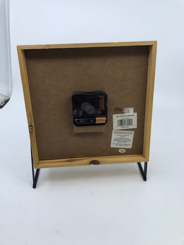 MODERN STYLE SQUARE CLOCK.