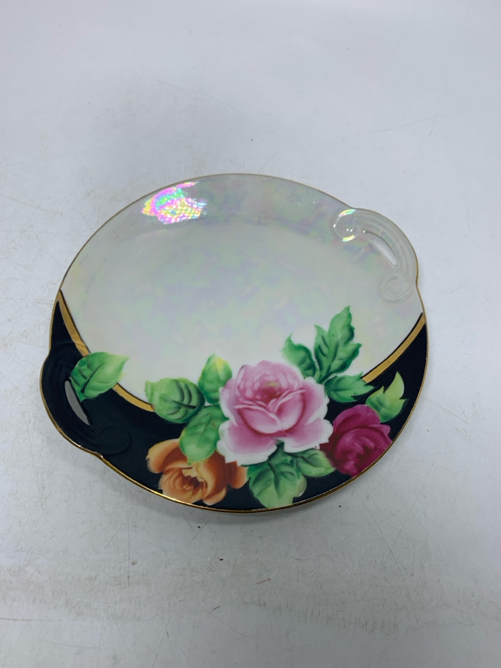 3 PAINTED ROSES W/ WHITE SMALL HANDLES PLATE.