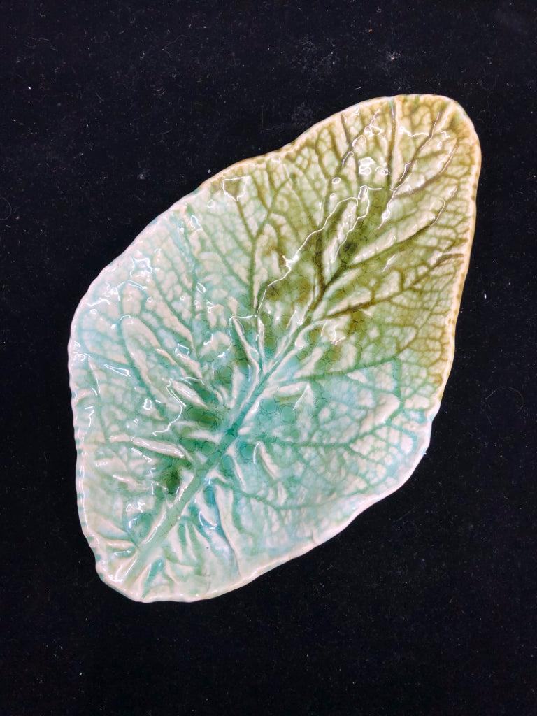 VTG CRACKLE DESIGN TEAL/GREEN TEXTURED LEAF DISH.