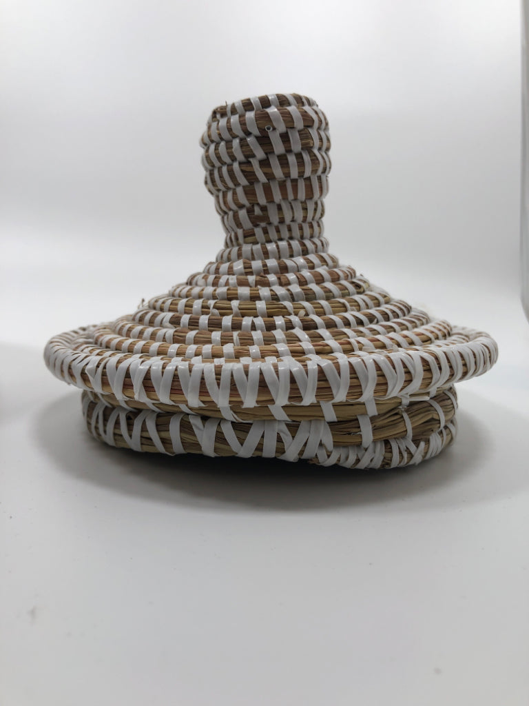 WHITE WOVEN BASKET W/TALL HANDLE.