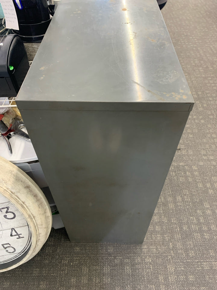 VINTAGE LOCKING GREY FILE CABINET W/KEYS 4 DRAWERS AND A DOOR.