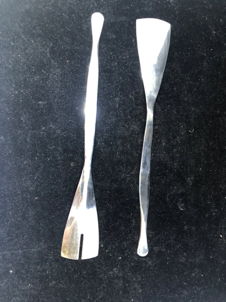 2 SILVER METAL SERVING SPOONS.