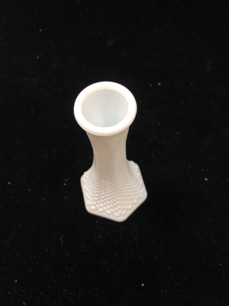 VTG MILK GLASS BUD VASE W/HEXAGON BASE.