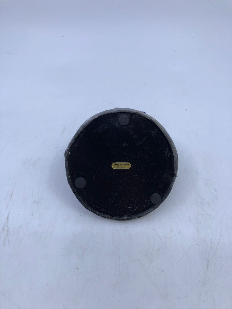 SUN/STAR METAL TEA LIGHT HOLDER.
