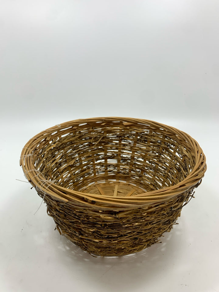 SMALL ROUND WOVEN BASKET.