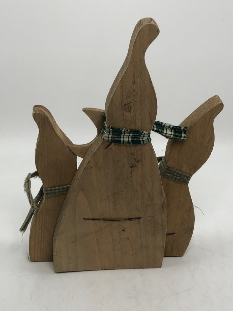 HAPPY HAUNTING WOOD GHOST DECOR.