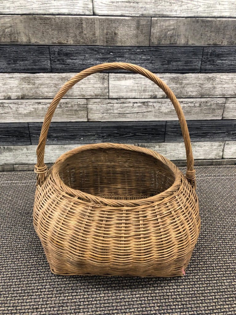 LARGE WOVEN SQUARE BOTTOM BASKET W HANDLE.