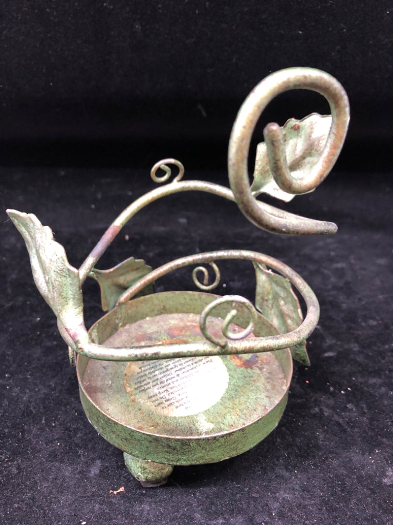 GREEN METAL BOTTLE HOLDER SWIRL LEAVES.