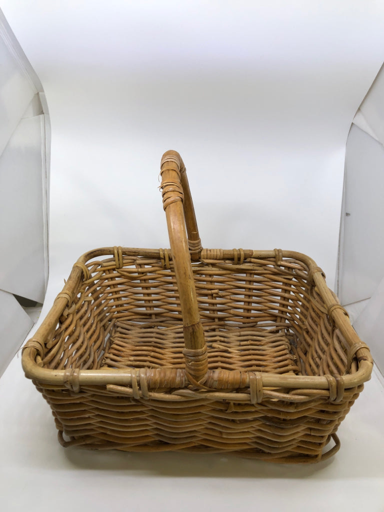 THICK SQUARE WITH HANDLE WICKER BASKET.