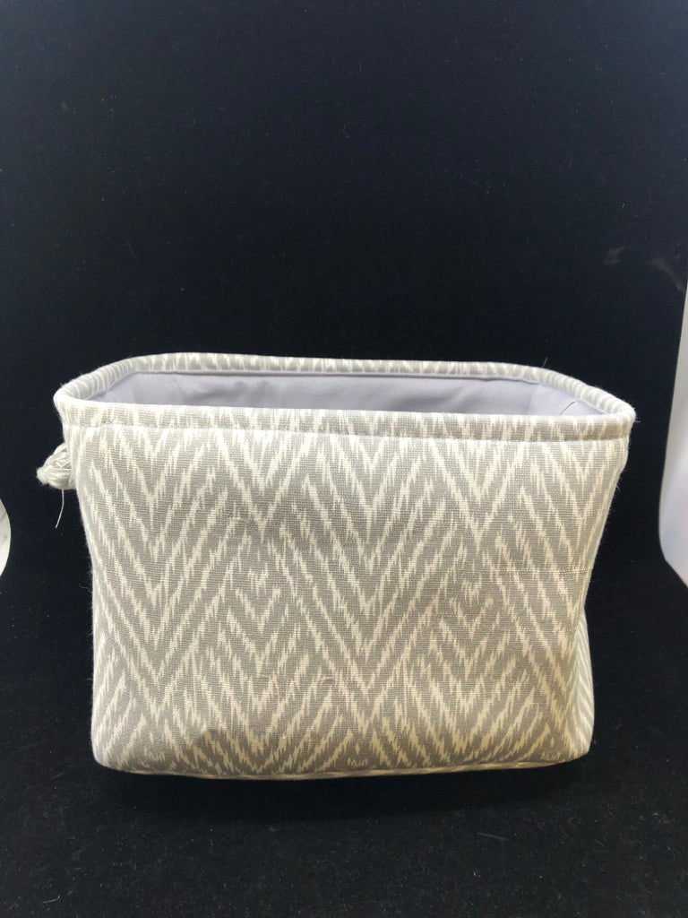 RECTANGLE GRAY/WHITE PATTERN CLOTH ORGANIZER W/ HANDLES.