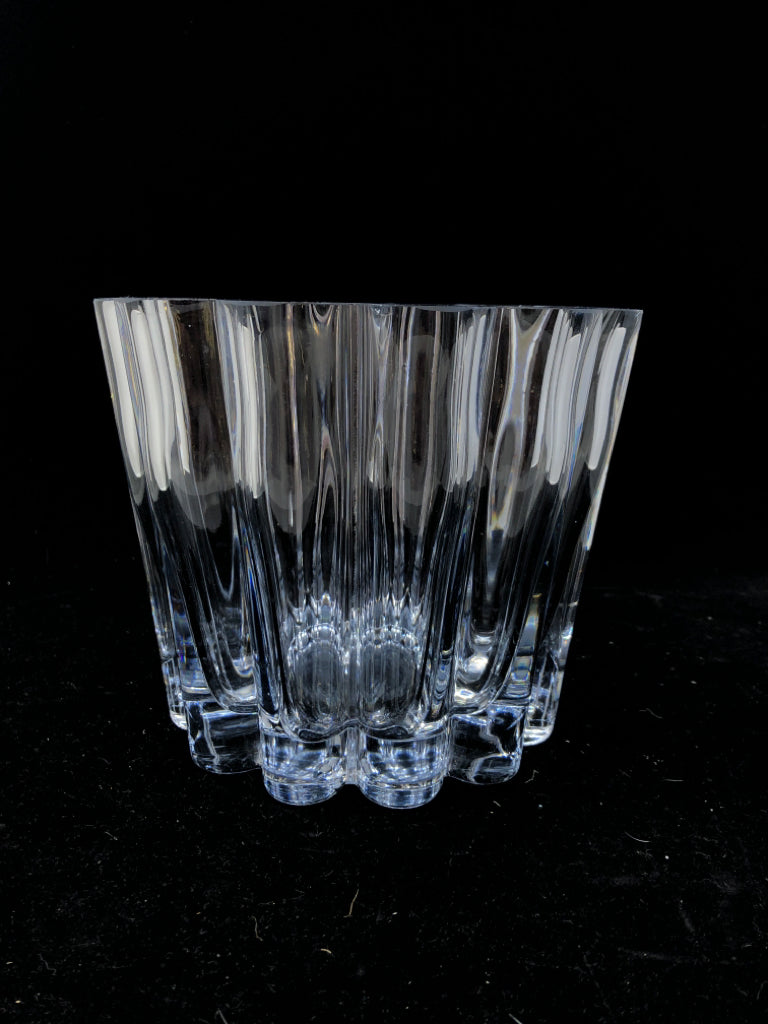 HEAVY RIBBED WAVY EDGE GLASS VASE.