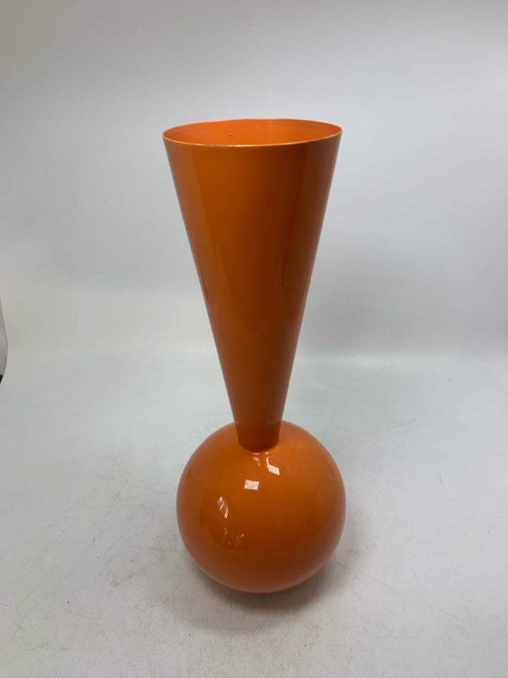 METAL CIRCLE BASE FLARED NECK VASE.