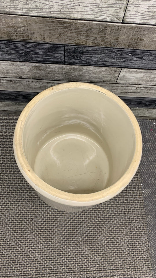 VTG 8 GALLON POTTERY CROCK.