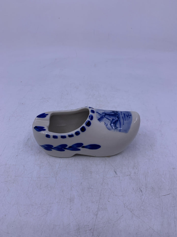 SMALL BLUE/WHITE HOLLAND SHOE.