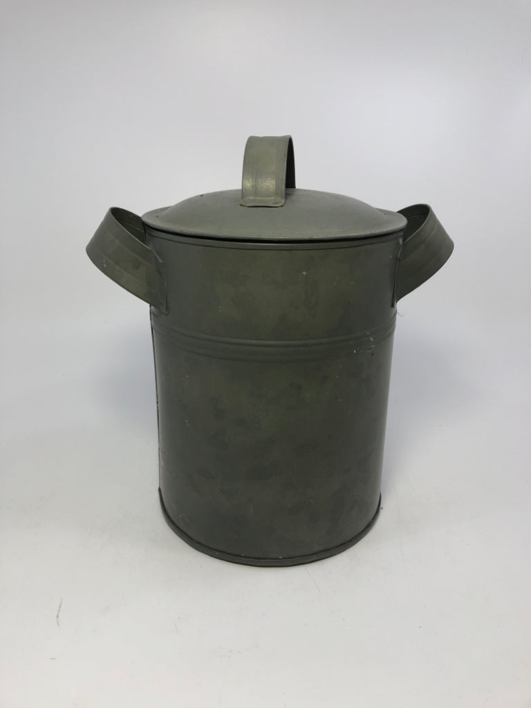 MD RUSTIC GALVANIZED METAL BUCKET W/LID.