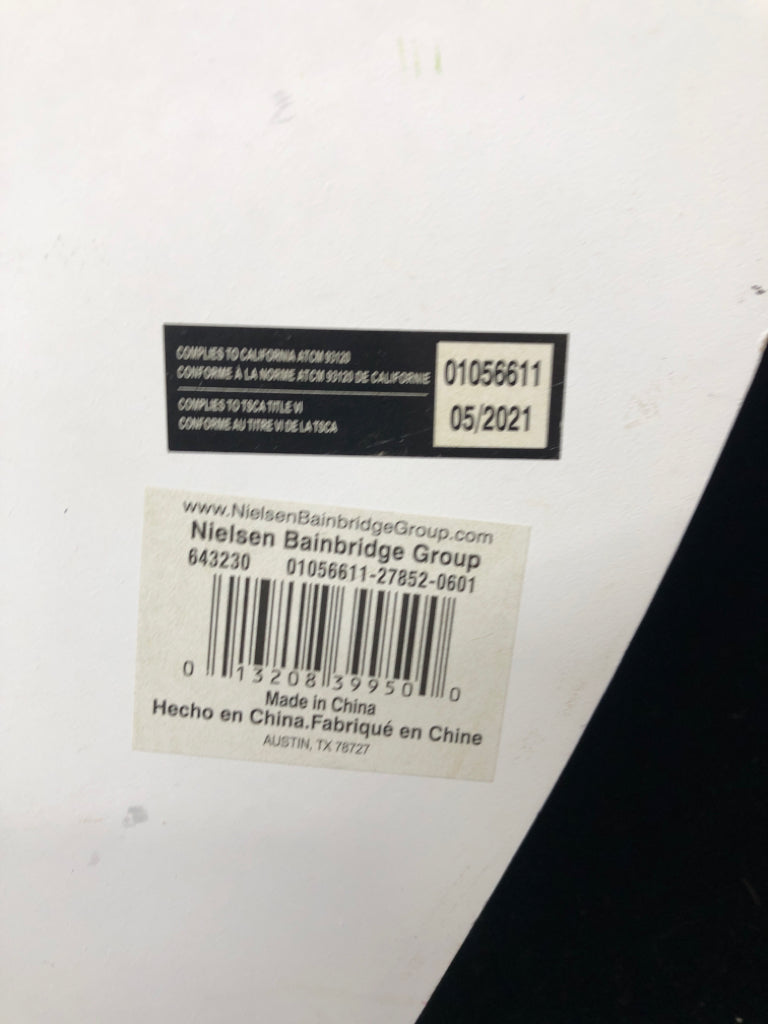 WOODEN HEART W/3 METAL CLIPS WALL HANGING.