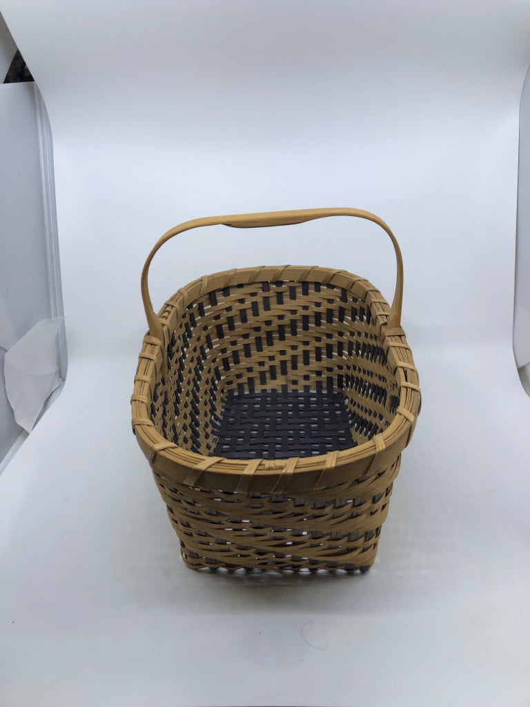 2 TONED OVAL BLONDE WOOD BASKET W SINGLE HANDLE.