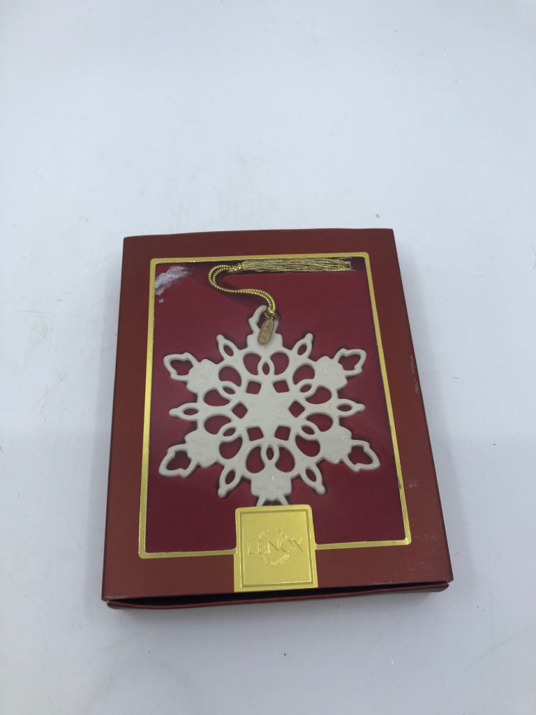 LENOX SNOWFLAKE ORNAMENT IN BOX.