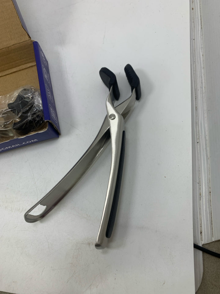 NIB 2 HOT PLATE GRABERS.