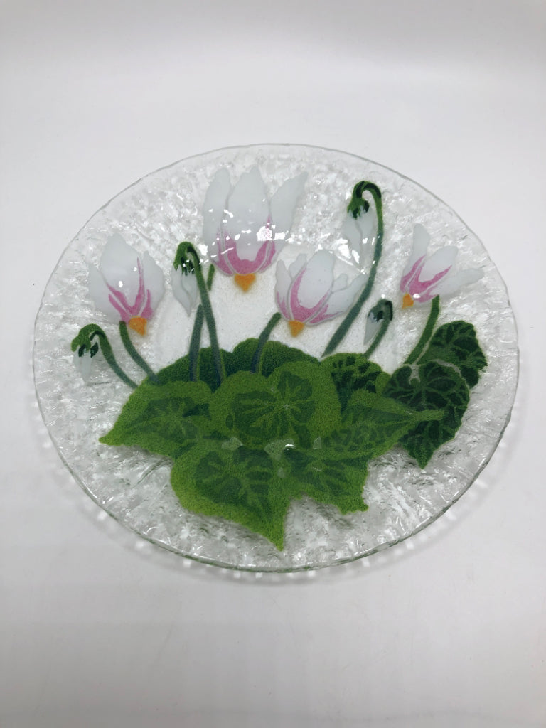 5 ASSORTED FUSED GLASS FLORAL DINNER PLATES.