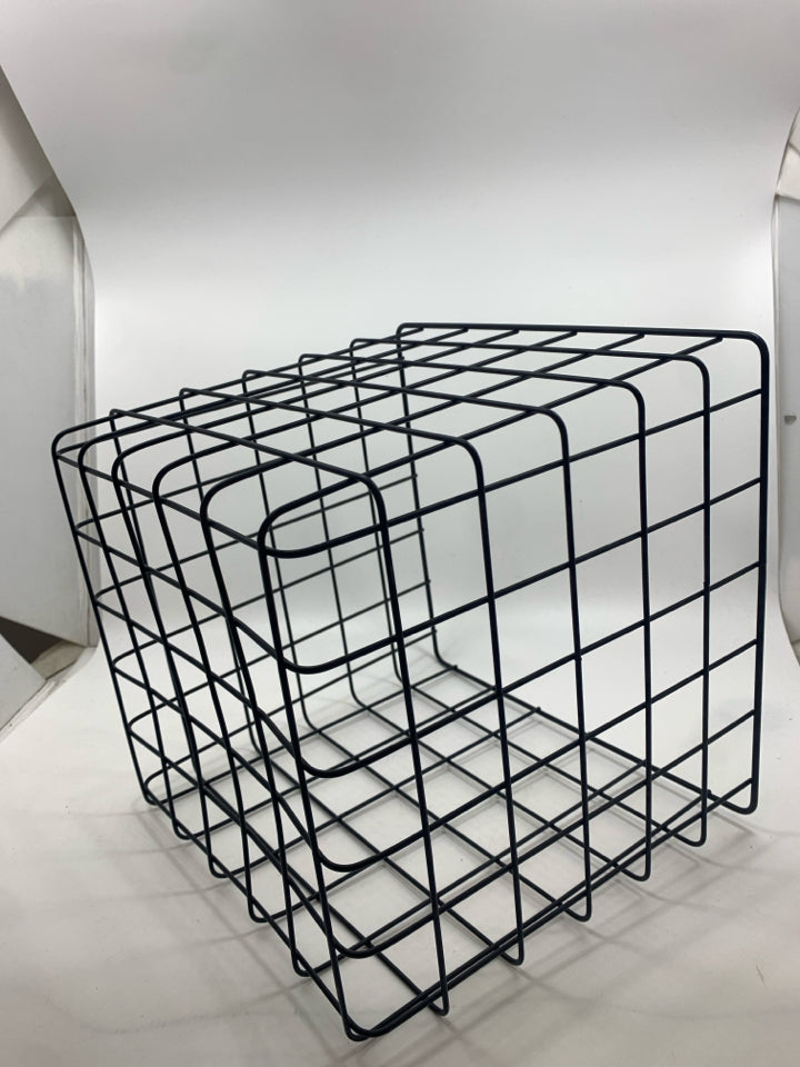 SQUARE BLACK WIRE BASKET.