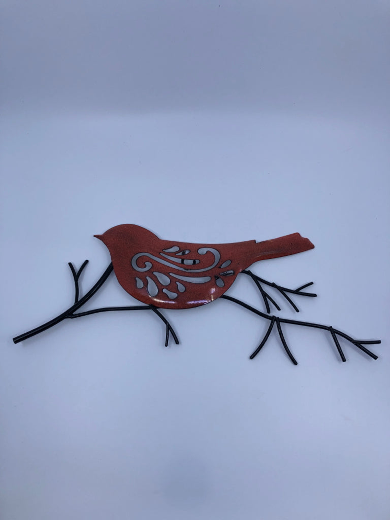 RED BIRD ON WIRE WALL HANGING.